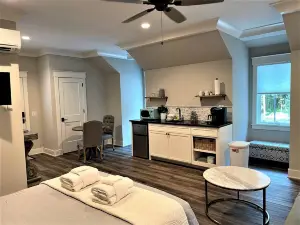 Perfect Location Near Historic Old Town - Charming Studio Oasis