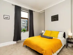 2 Bedroom Flat - Free Parking