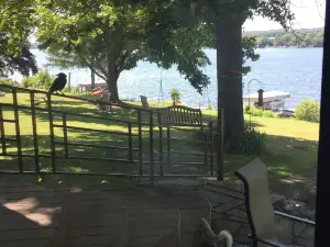 Lakefront getaway perfect for 2-3 families traveling together sleeps17+ guests