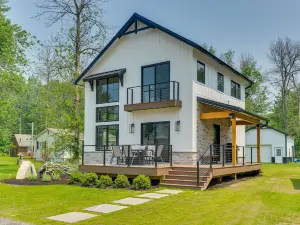 Spacious Lake Ontario Getaway: Steps to Beach!
