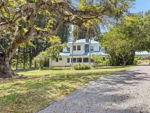 Spacious 6-bedroom house in brilliant Hawi with WiFi, fitness room