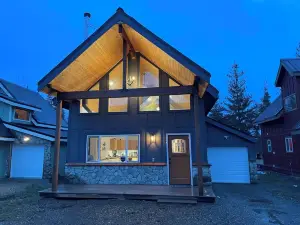 Charming 2-bedroom retreat Chalet Soleil au Lake Pend Oreille!