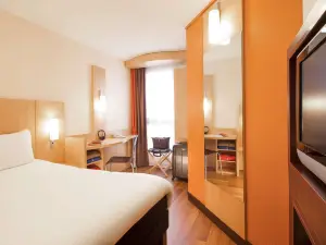 Ibis Versailles Château