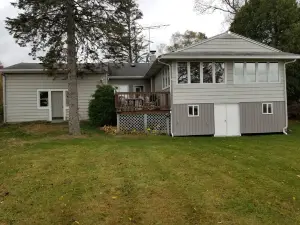 4 Season newly remodeled all sport lake cottage w/ nearby golfing & snowmobiling