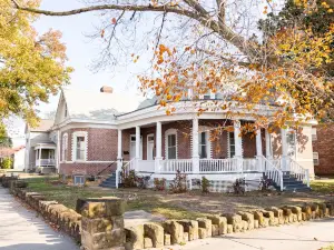 Luxury Loft Gallery next to Southeast Missouri State River Campus in Downtown CG