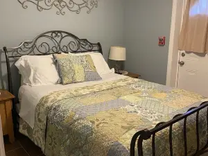 Creekside Retreat, 3 bedroom, Large parking, Picnic area. Across from Trail 14