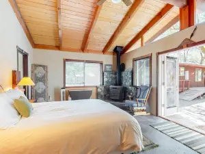 Riverfront getaway with a private beach, great views, & fantastic fishing