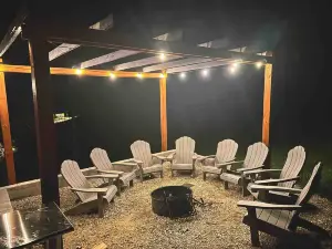 Cozy Retreat - Lazy Squirrel, Hottub, Firepit, WiFi