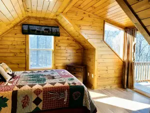 Oak Tree cabin near the Shenandoah River