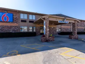 Motel 6 Troy, IL