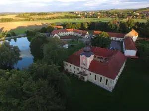 Penzion Zámek Lešany