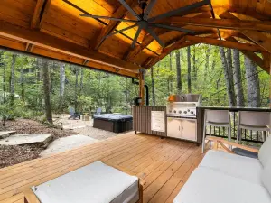 Luxury Airstream w Hot Tub, King Bed, & Grill