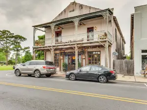 Charming Louisiana Getaway w/ Furnished Balcony!