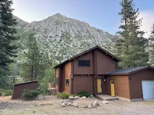 Tranquil 3-bedroom Cabin on Carson River in Markleeville