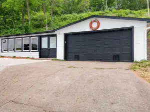 PAGEANT -Eagles Nest home with view of the  Mississippi and Gorgeous Sunsets