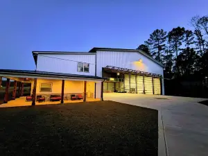 Sleeps 6+. Amazing Fly-in or Drive-in Hangar Home minutes from Pinehurst!