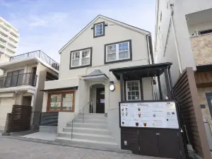 Iza Enoshima Guest House and Bar