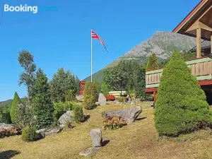Four-Bedroom Holiday Home in Hundeidvik