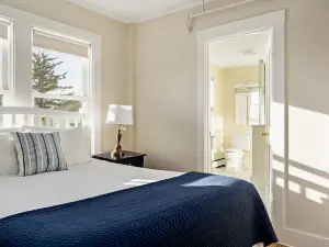 East Wind Inn & Suites