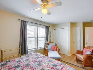 Gorgeous Onekama Condo w/ Pool & Lake Access!