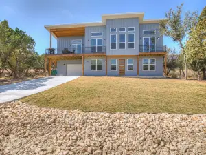 Stunning Lake Home with Pool-Beach-Gym-Boat Access