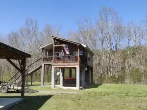 Perfect Privately Located Honeymoon Cabin on the Creek with Jacuzzi