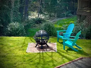 Serene Guest Suite w/Forest View + Hot tub. Dog friendly.