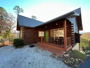 Jack's Wonder Inn 3 Bedroom Cabin. Starlink/Woodfired Hot Tub!!