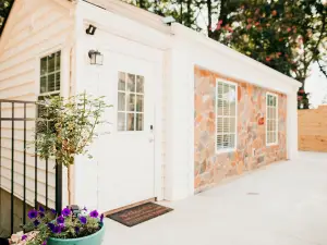 Oasis  Pool OPEN YEAR ROUND  Private  Fire Pit Modern Views