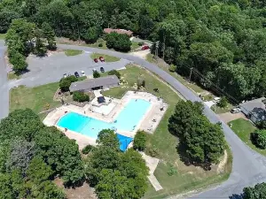 Resort Home on .5 Wooded Acres Sleeps up to 14. Fire pit for Smores! Hot Springs