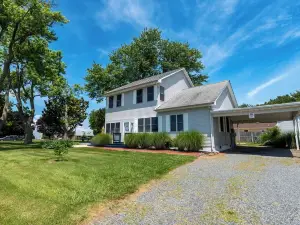 Waterview Home by Kentmorr Marina, Beach Bar & Grill. Close to wedding venues.