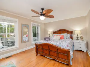 All the comforts of home in a gorgeous, relaxing lakefront home