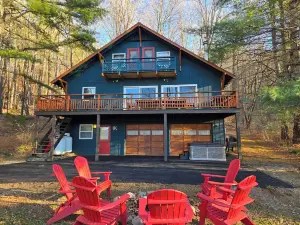 Lake side Chalet Brant Lake w/ outdoor Hot Tub