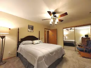 Serene Sunset View Lakehouse Near Cascade Mountain