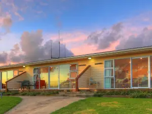 Islander Lodge Apartments