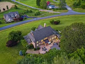 Stunning Mountain Views and Gourmet Kitchen - Elegant Retreat