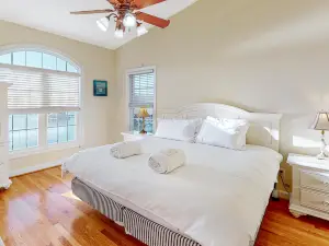 A Sweet Retreat - End unit townhome with lake views, pool & tennis