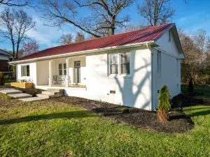 Exquisite Family Escape with Modern Comforts - Charming Haven