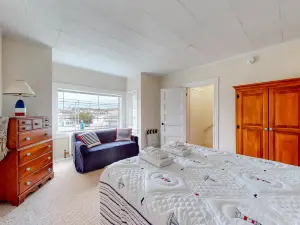 Beautifully renovated home w/ prime location - walk to the footbridge & downtown