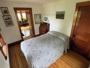 Charming 2-bedroom 1930's apartment waterfront.