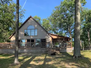 Peaceful Long Lake Cottage w/ Deck, Dock & Kayaks!
