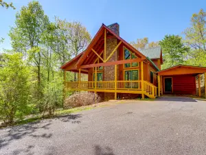 Lavish Hiawassee Cabin - Great for Families!