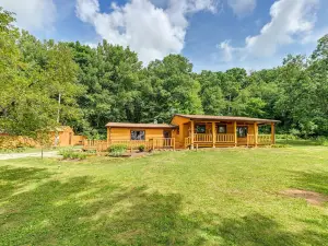 Pet-Friendly Lyndon Station Cabin - Hike and Fish!