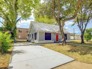 Sunny Hearne Home Near Universities!