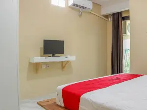 RedDoorz Syariah Near Pasar Modern Cikopo