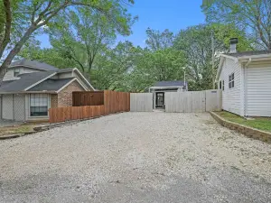 1 Mi to Lewisville Lake Fun Quaint Cottage!