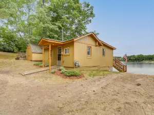 Waterfront Lake Cabin Close to Boating and Fishing!