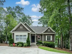 Lakefront Stunner on Lake Sinclair!