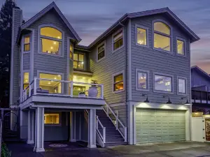 LUXURY 5 BEDROOM HOME WITH VIEWS OF THE BAY - SLEEPS 13