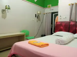 OYO 93532 Kost Nian Syariah Near Spbu Pertamina 74.91657 Mattirotasi Sidrap